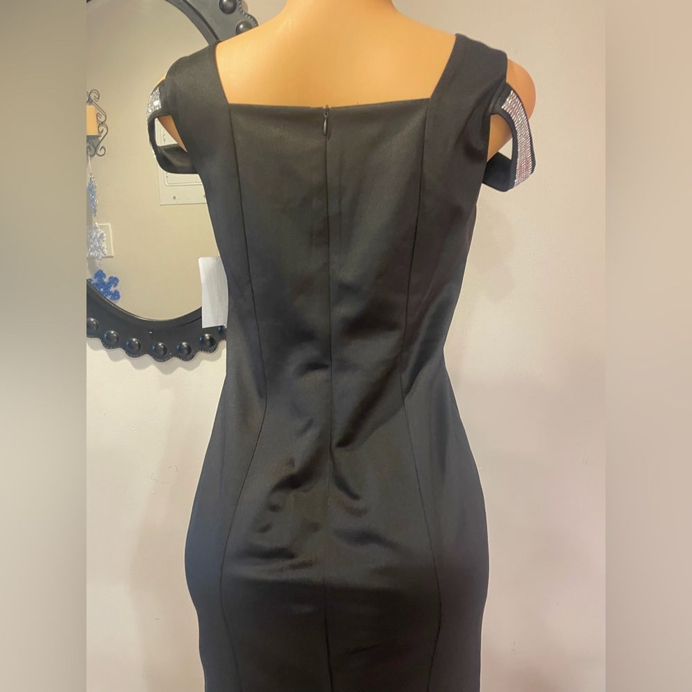 NWT BLACK DRESS WITH OPEN SHOULDERS AND SILVER BRIGHT STRAPS SIZE 8 (21) - Picture 5 of 7
